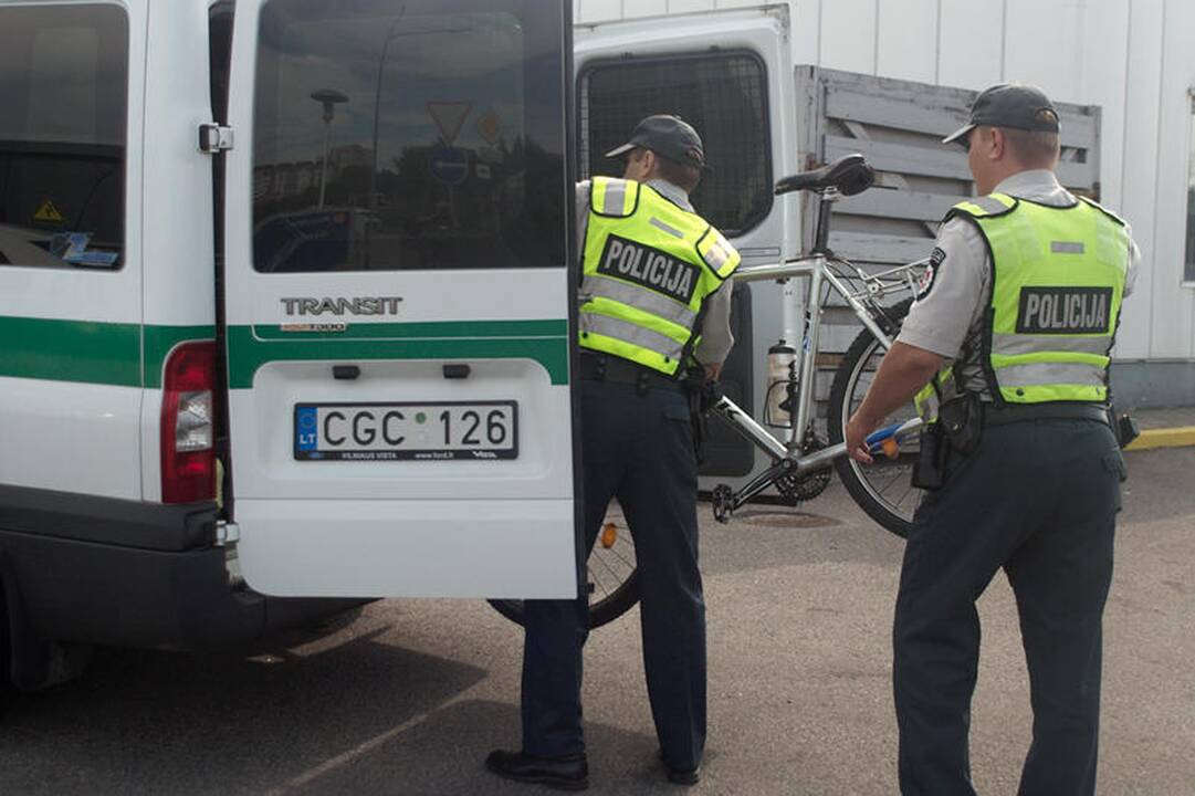 Atsitrenkęs į stulpą dviratininkas pateko į ligoninę