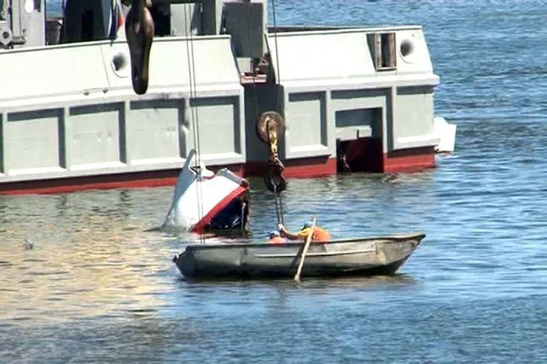 Rusijos gelbėtojai pradėjo kelti Volgos upėje nuskendusį keleivinį laivą