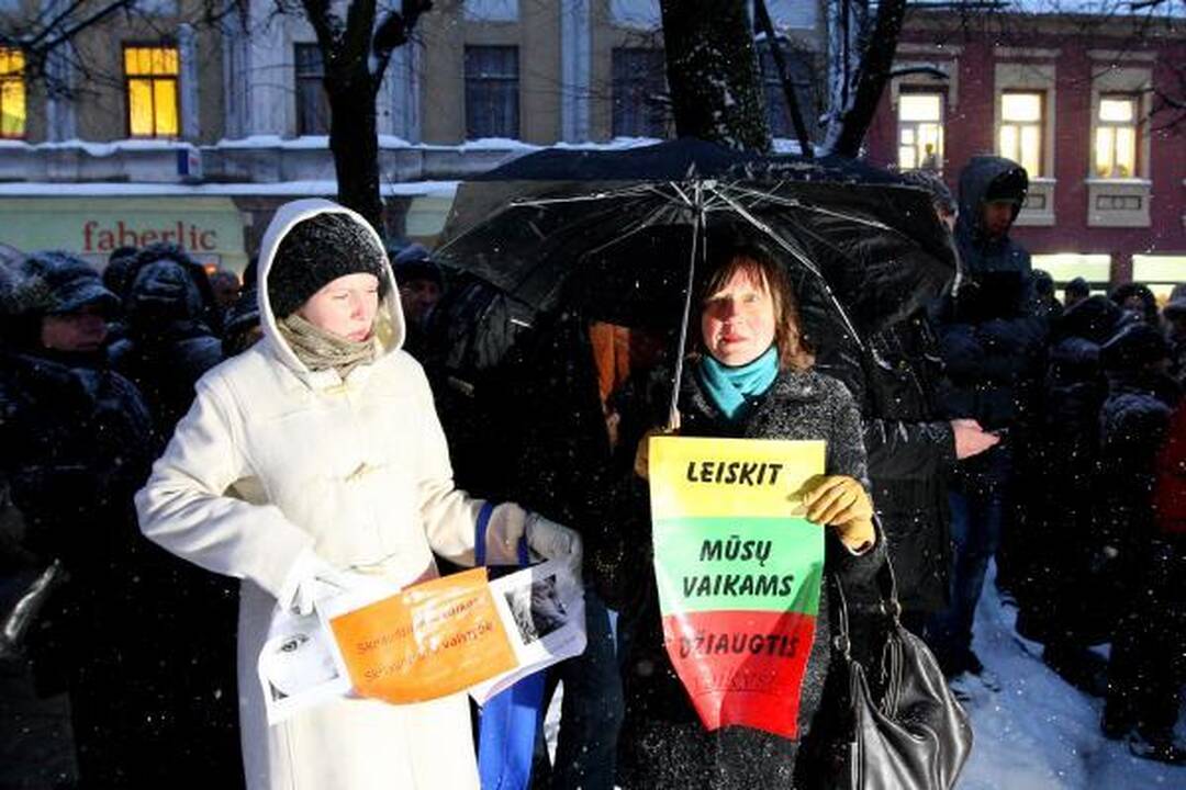 Kauniečiai vėl aktyviai rinkosi protestuoti prie prokuratūros