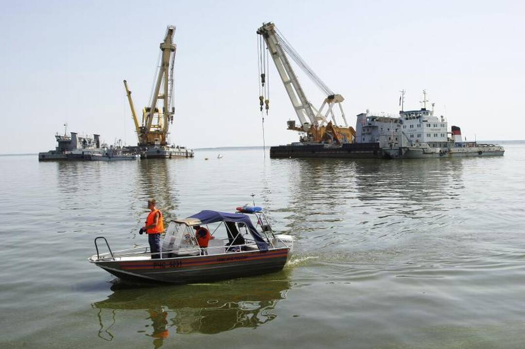 Rusijos gelbėtojai pradėjo kelti Volgos upėje nuskendusį keleivinį laivą