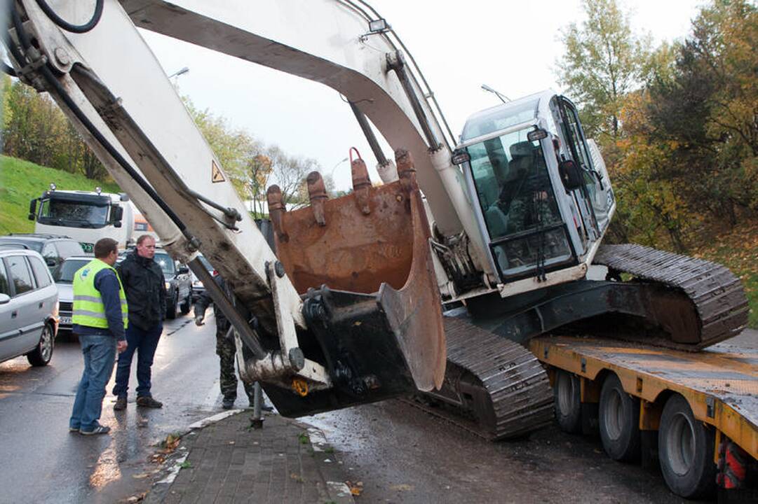 Dunojaus gatvę užtvėrė nuvirtęs ekskavatorius