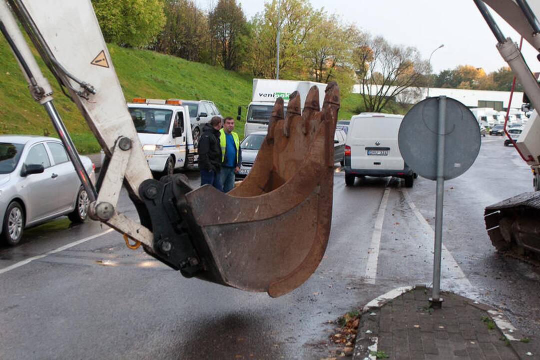 Dunojaus gatvę užtvėrė nuvirtęs ekskavatorius