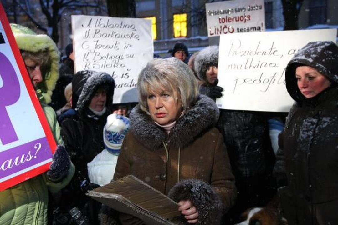 Kauniečiai vėl aktyviai rinkosi protestuoti prie prokuratūros