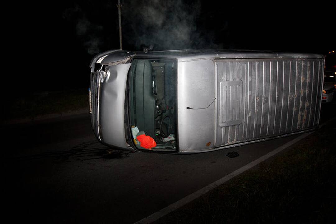 Vilniuje krovininis automobilis nuvertė stulpą ir apvirto
