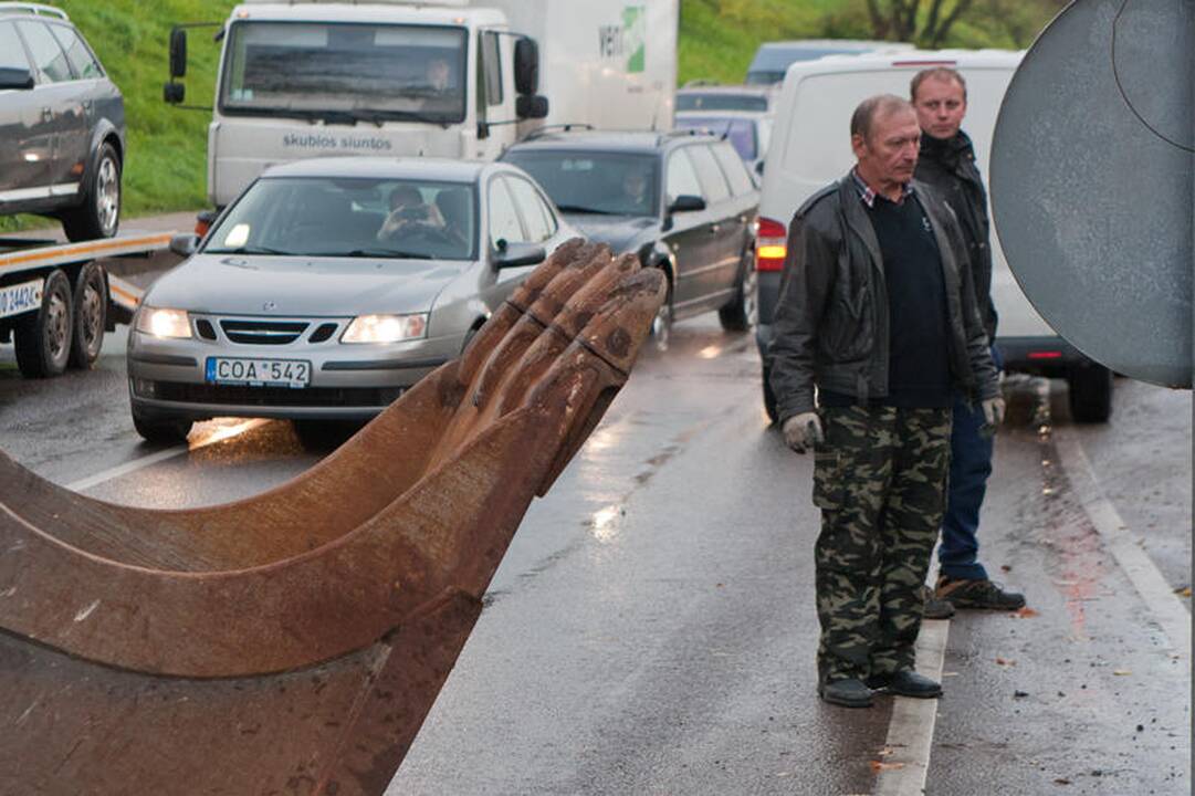 Dunojaus gatvę užtvėrė nuvirtęs ekskavatorius