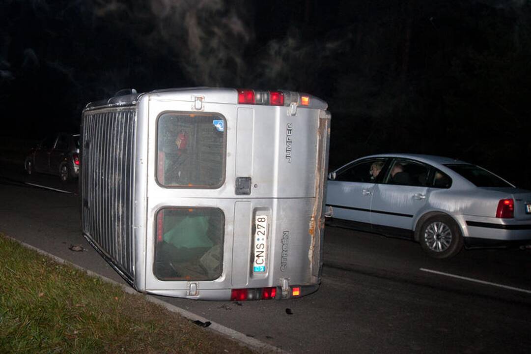 Vilniuje krovininis automobilis nuvertė stulpą ir apvirto