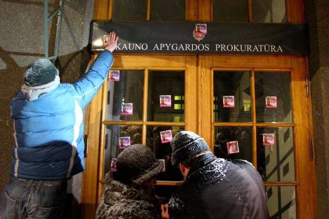 Kauniečiai vėl aktyviai rinkosi protestuoti prie prokuratūros
