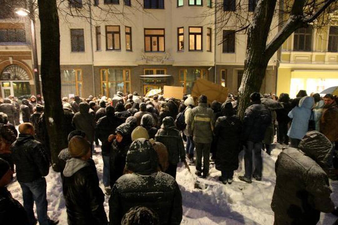 Kauniečiai vėl aktyviai rinkosi protestuoti prie prokuratūros