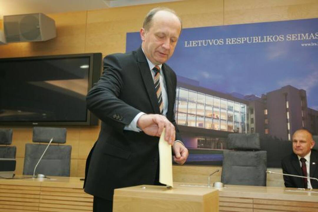 Iš L.Karaliaus Seimo nario mandatas atimtas, iš A.Sacharuko - ne