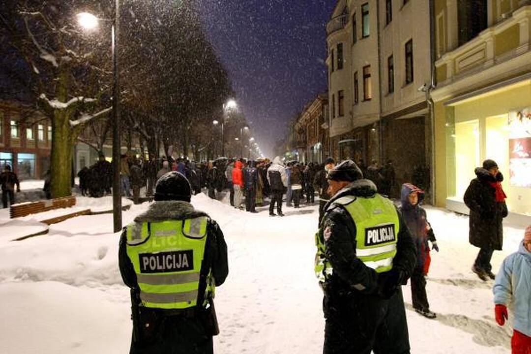 Kauniečiai vėl aktyviai rinkosi protestuoti prie prokuratūros