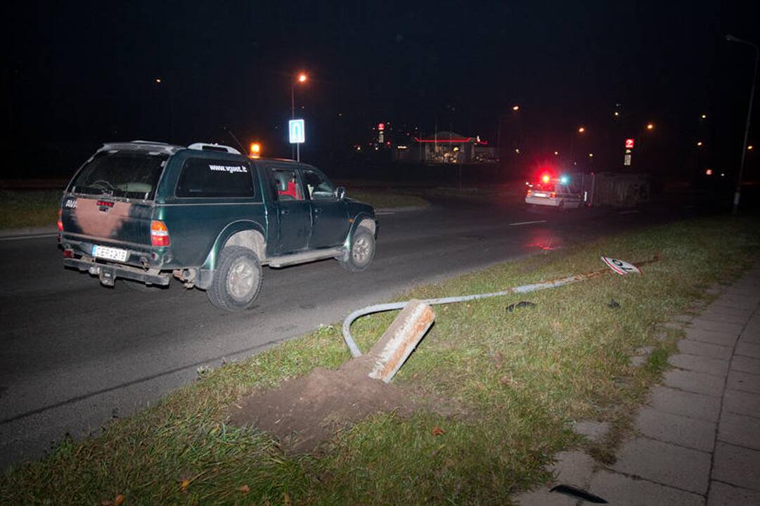 Vilniuje krovininis automobilis nuvertė stulpą ir apvirto