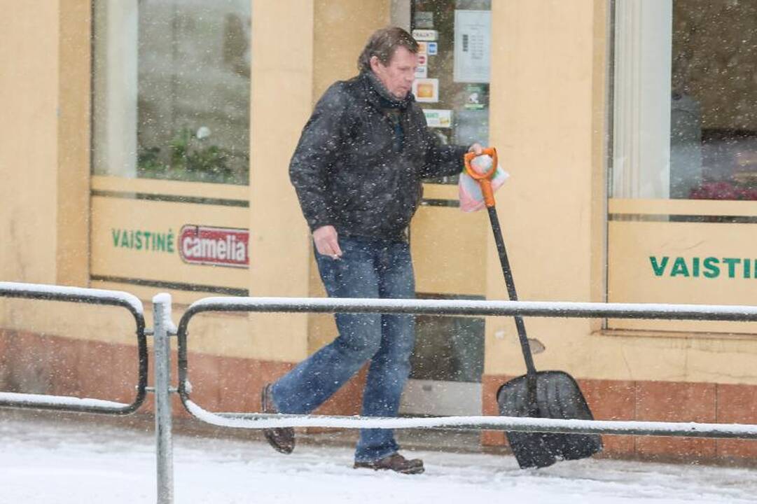 Penktadienio rytas: Kauno gatvės vėl virto čiuožyklomis