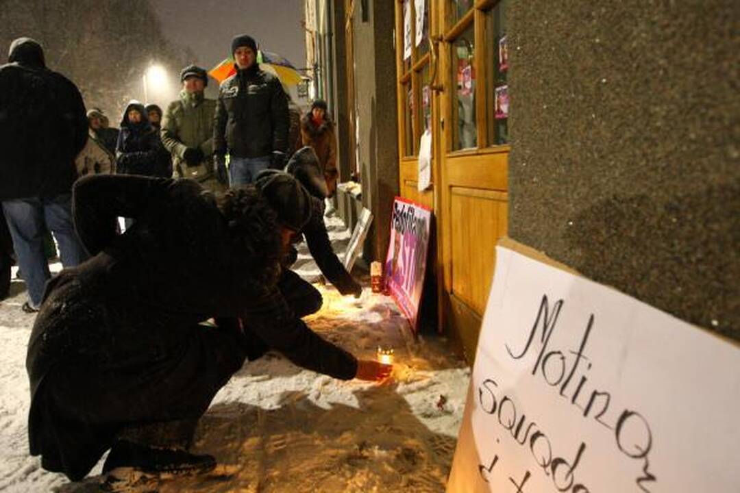 Kauniečiai vėl aktyviai rinkosi protestuoti prie prokuratūros