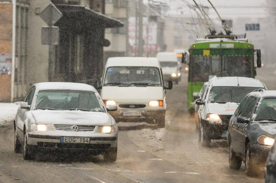 Penktadienio rytas: Kauno gatvės vėl virto čiuožyklomis