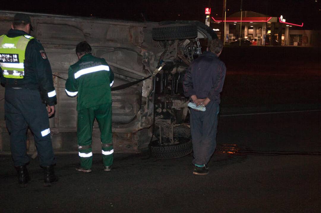 Vilniuje krovininis automobilis nuvertė stulpą ir apvirto
