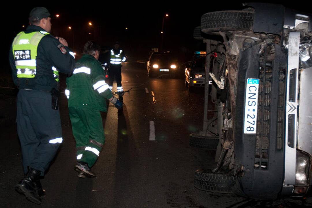 Vilniuje krovininis automobilis nuvertė stulpą ir apvirto