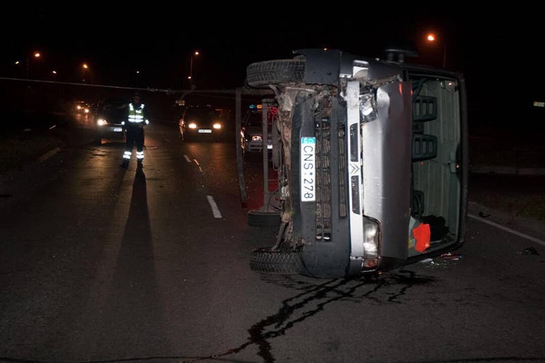 Vilniuje krovininis automobilis nuvertė stulpą ir apvirto