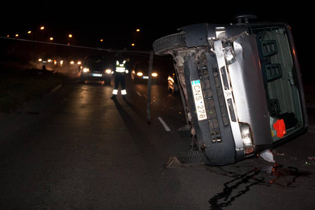 Vilniuje krovininis automobilis nuvertė stulpą ir apvirto