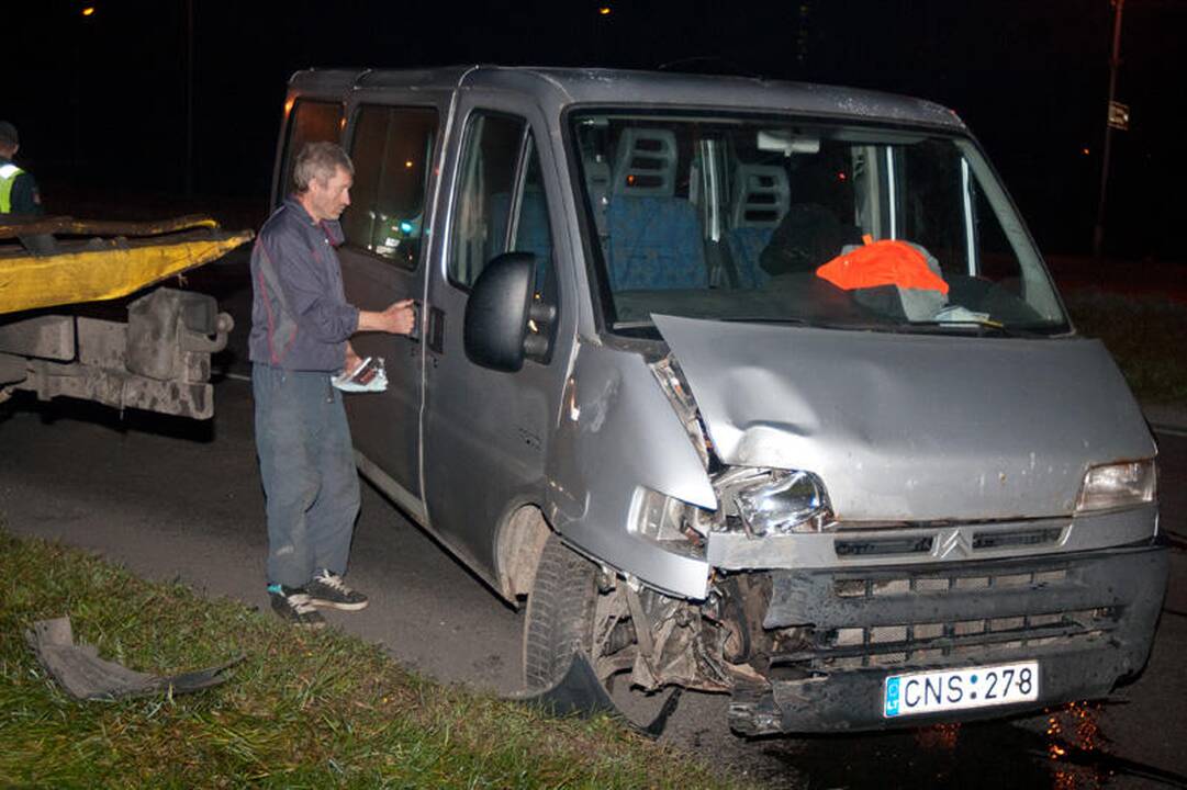 Vilniuje krovininis automobilis nuvertė stulpą ir apvirto