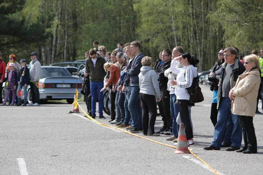 Klaipėdoje aikštelėje prie jūros įvyko automobilių slalomas