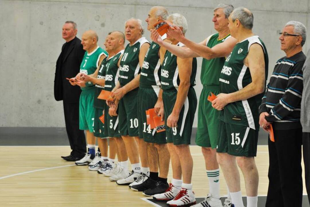 Krepšinio veteranai pagerbė legendinį trenerį