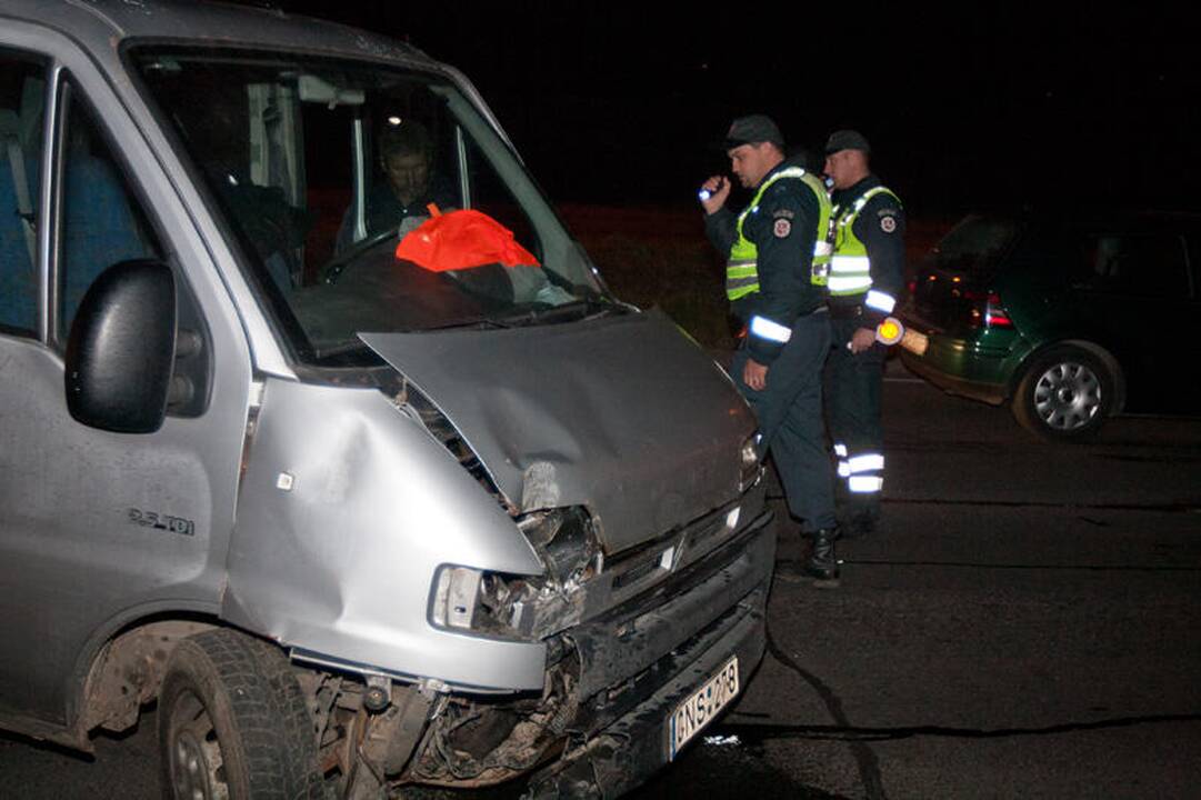 Vilniuje krovininis automobilis nuvertė stulpą ir apvirto