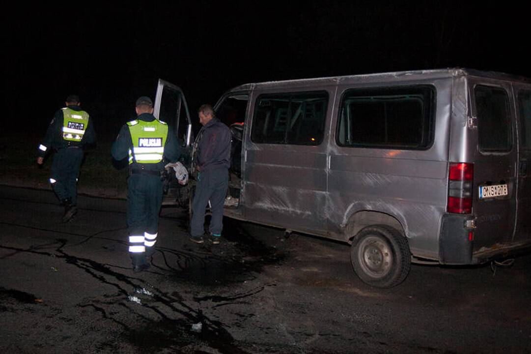Vilniuje krovininis automobilis nuvertė stulpą ir apvirto