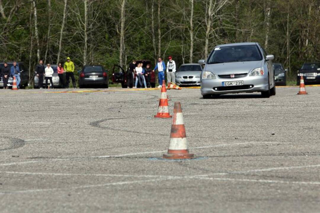 Klaipėdoje aikštelėje prie jūros įvyko automobilių slalomas