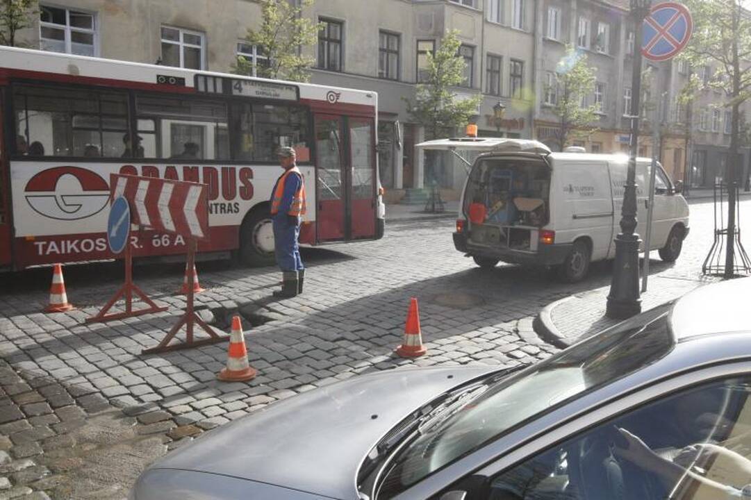 Klaipėdos senamiestyje atsivėrė duobė   