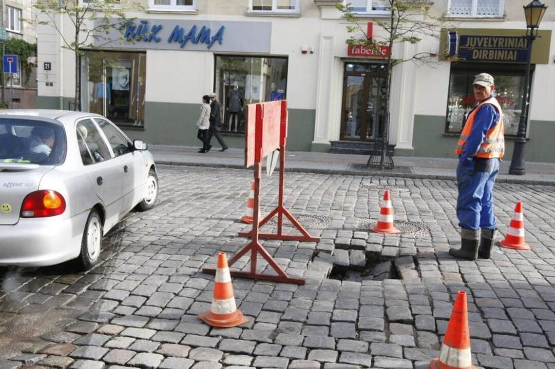 Klaipėdos senamiestyje atsivėrė duobė   