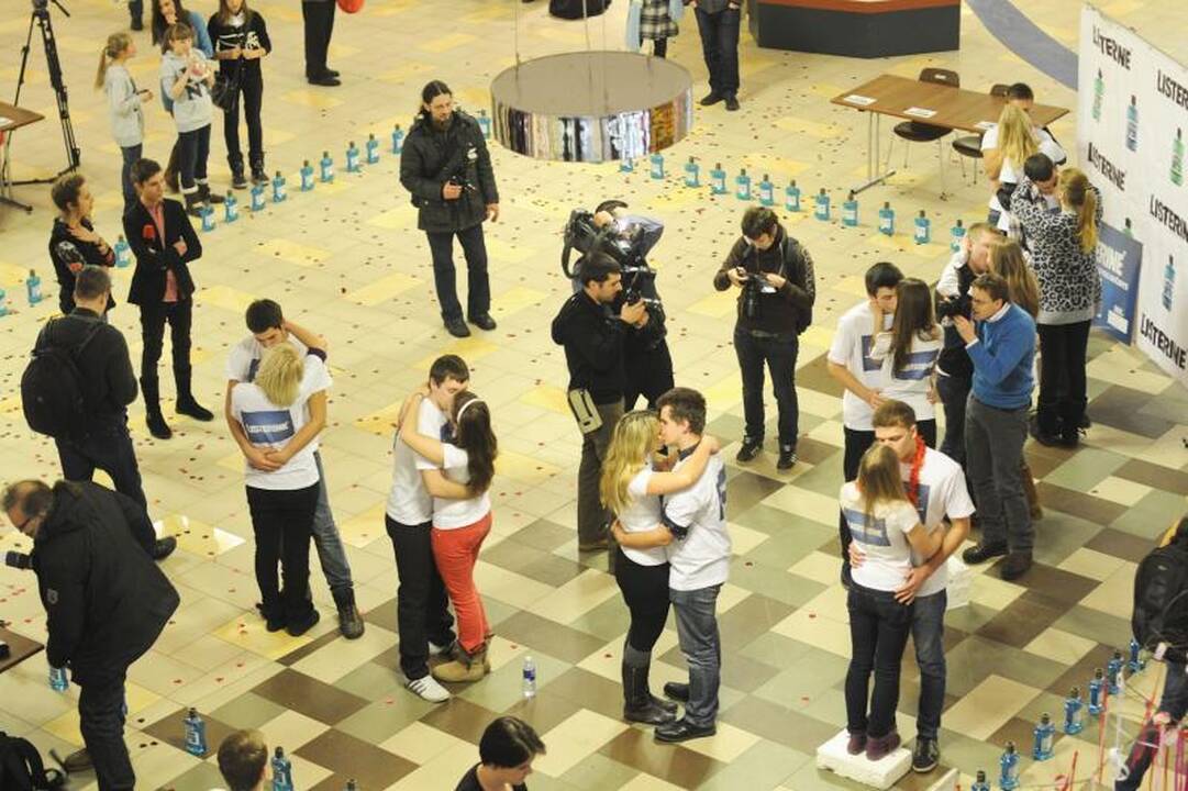 Konkurso „Ilgiausias bučinys“ nugalėtojai bučiavosi ilgiau nei 35 val.