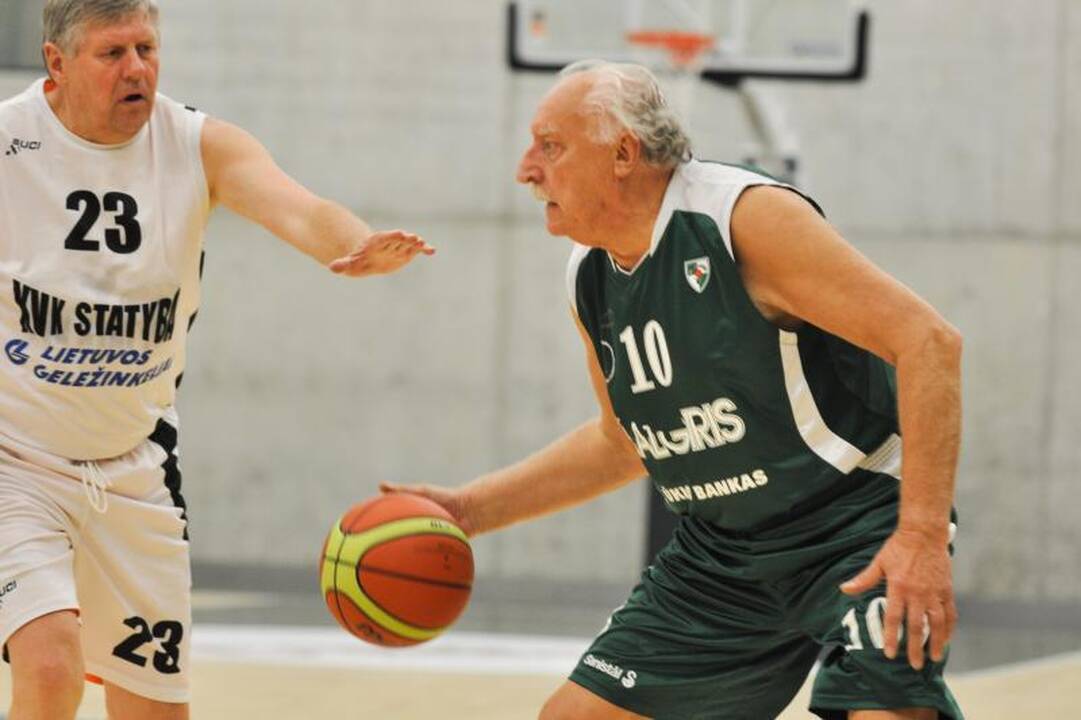 Krepšinio veteranai pagerbė legendinį trenerį