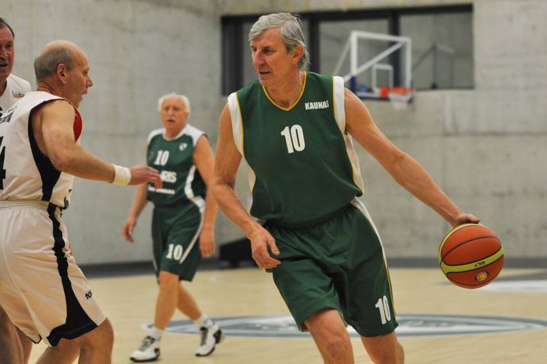 Krepšinio veteranai pagerbė legendinį trenerį