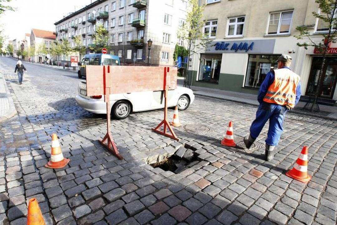 Klaipėdos senamiestyje atsivėrė duobė   