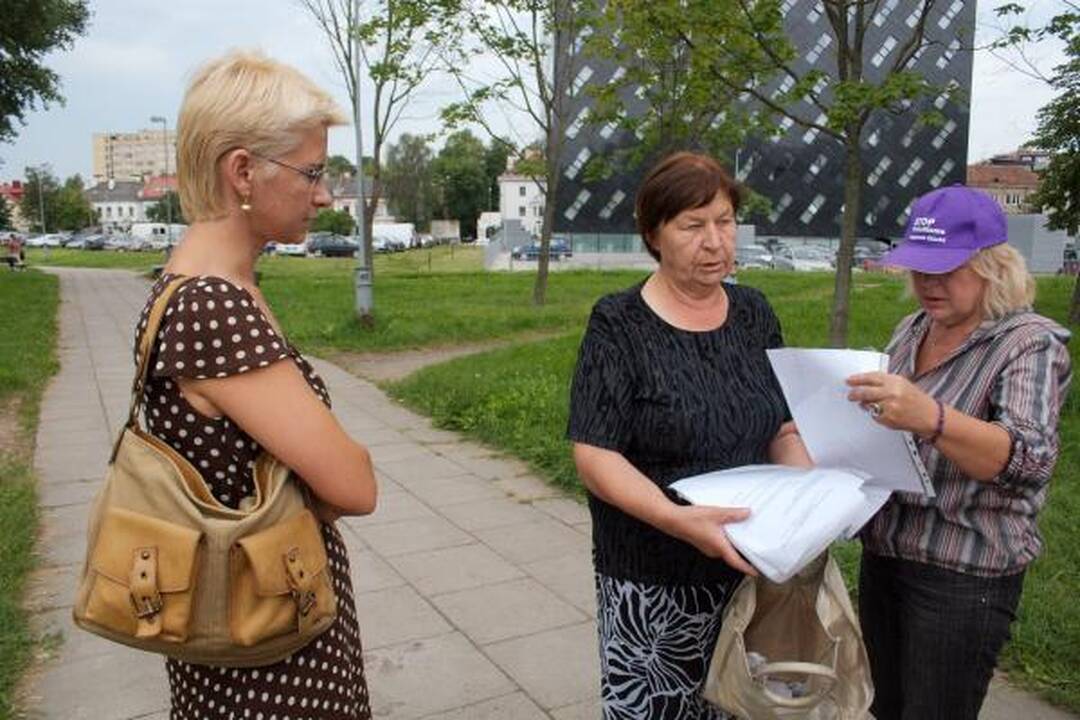 Atvykusi į teismą, N.Venckienė aplankė ir badautojus