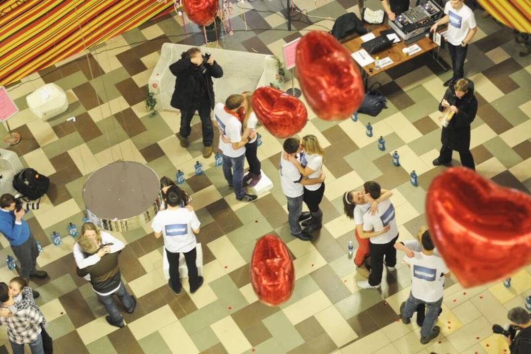 Konkurso „Ilgiausias bučinys“ nugalėtojai bučiavosi ilgiau nei 35 val.