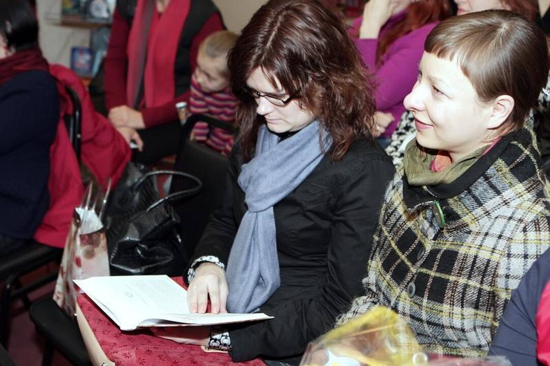 G.Bružienė pristatė žolelių arbata, saule ir meile dvelkiantį romaną