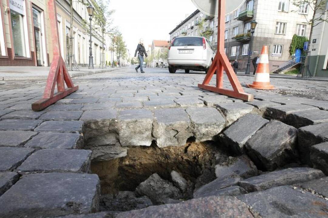 Klaipėdos senamiestyje atsivėrė duobė   