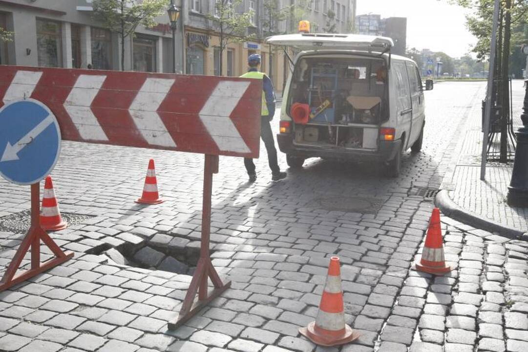 Klaipėdos senamiestyje atsivėrė duobė   