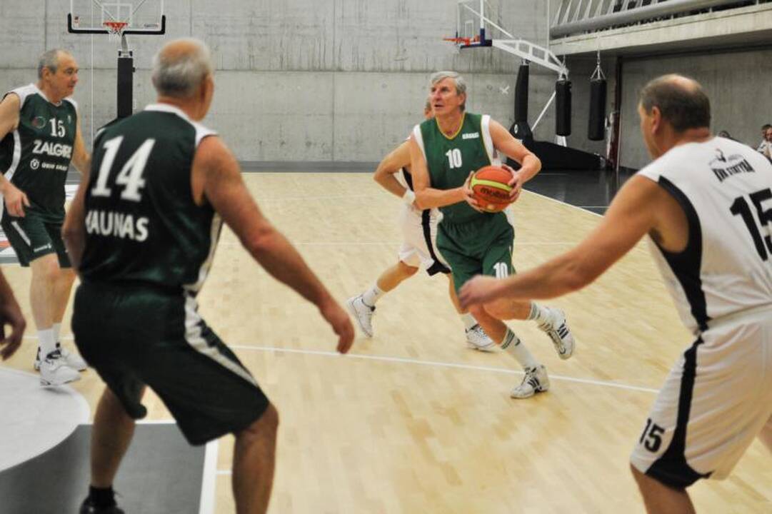 Krepšinio veteranai pagerbė legendinį trenerį