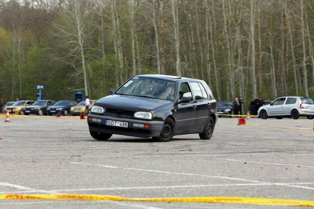 Klaipėdoje aikštelėje prie jūros įvyko automobilių slalomas