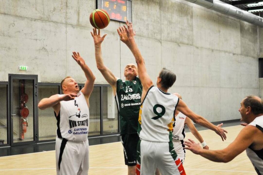 Krepšinio veteranai pagerbė legendinį trenerį