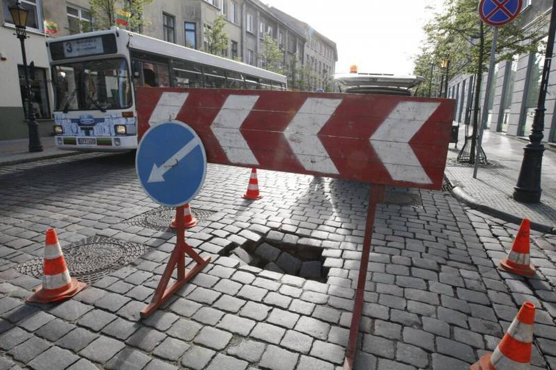 Klaipėdos senamiestyje atsivėrė duobė   