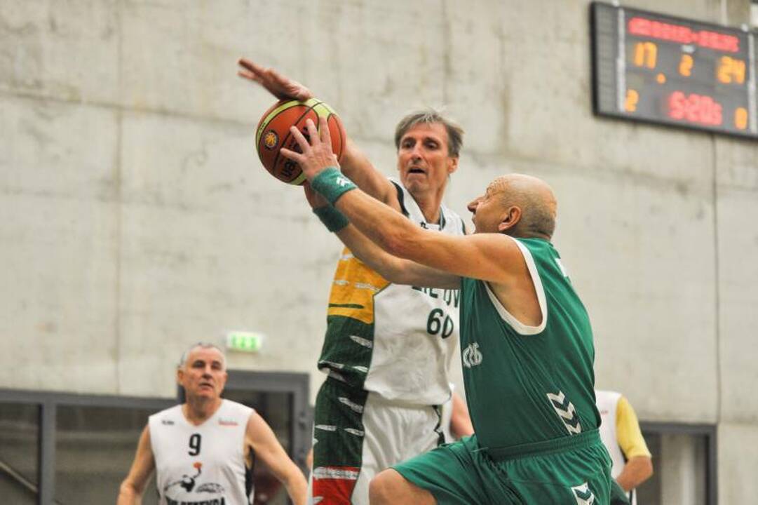 Krepšinio veteranai pagerbė legendinį trenerį