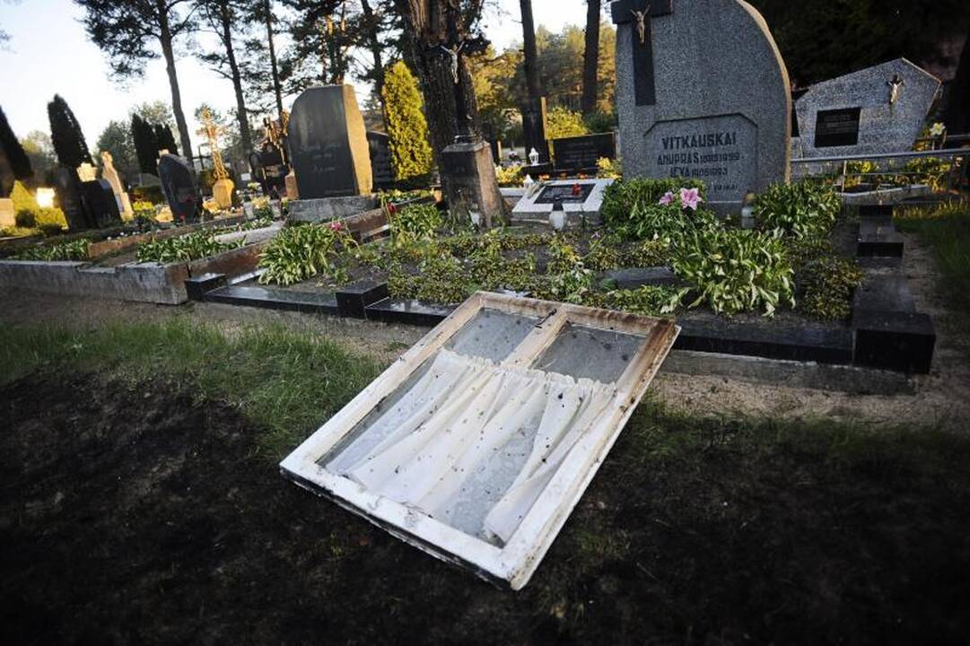 Paštuvos bažnyčios gaisras: gyventojai rauda ir ieško kaltininkų