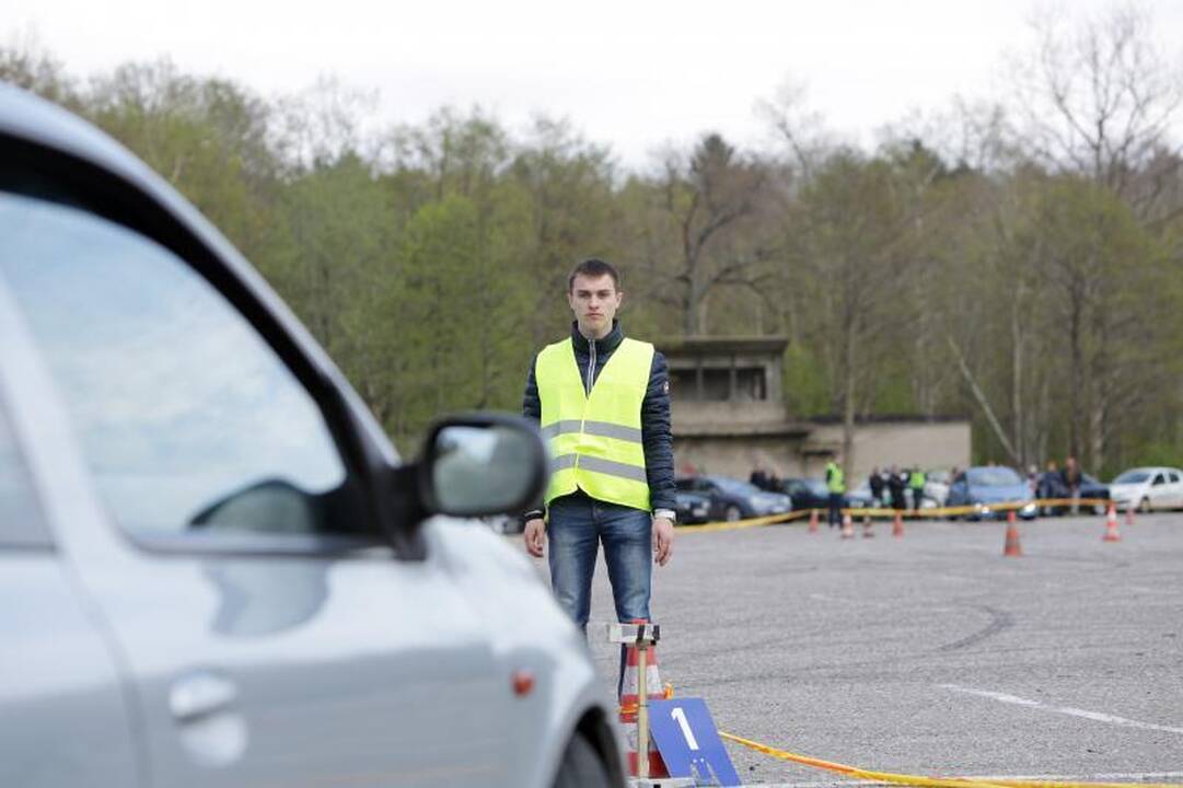Klaipėdoje aikštelėje prie jūros įvyko automobilių slalomas