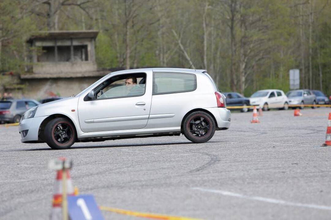 Klaipėdoje aikštelėje prie jūros įvyko automobilių slalomas