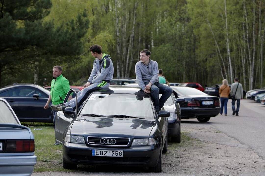 Klaipėdoje aikštelėje prie jūros įvyko automobilių slalomas