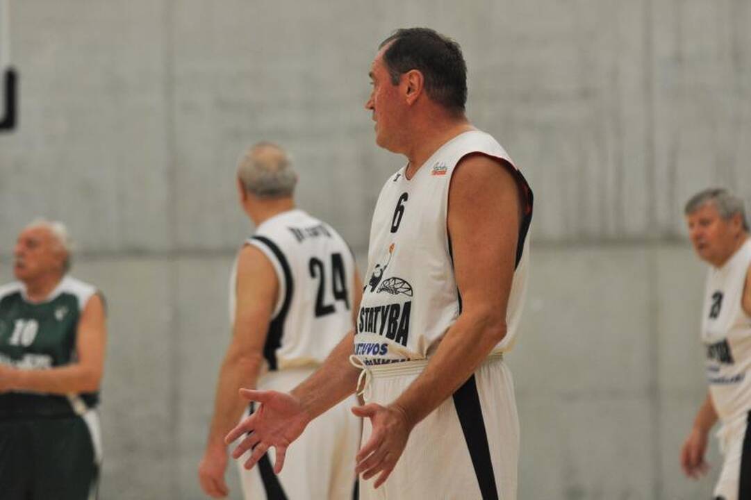 Krepšinio veteranai pagerbė legendinį trenerį