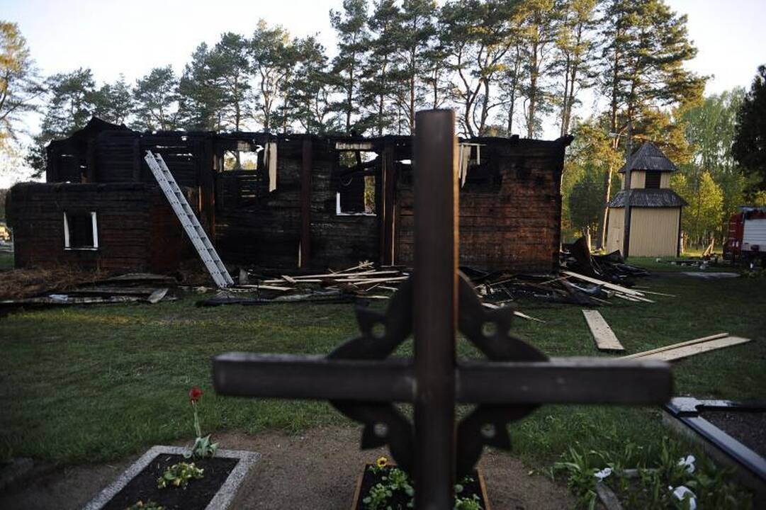 Paštuvos bažnyčios gaisras: gyventojai rauda ir ieško kaltininkų